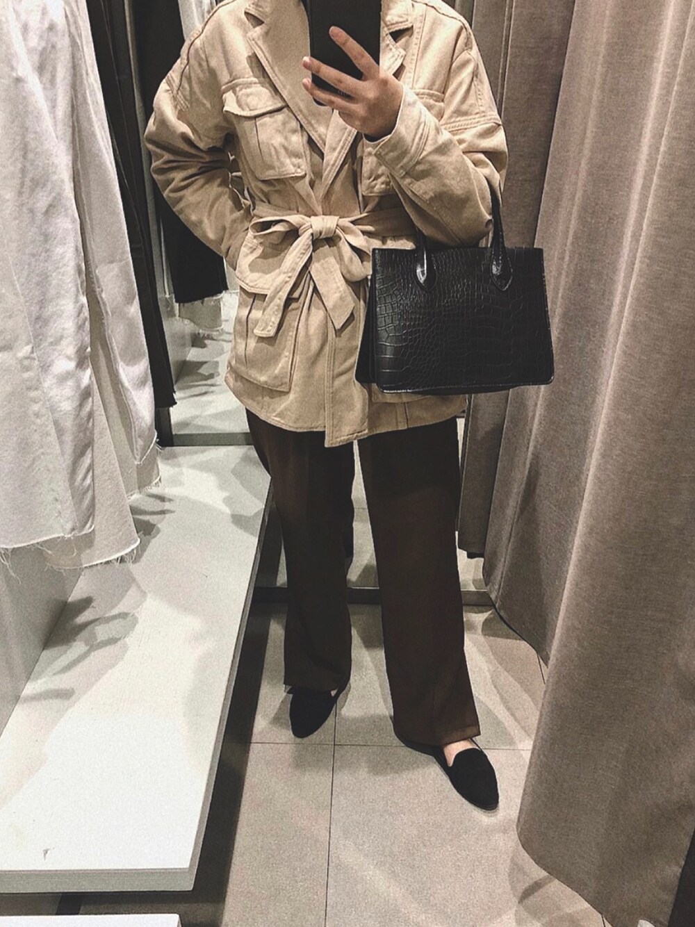 「カジュアルコーデ」｜「LOWRYS FARMのアイテム（スラックス、ブラウン系）」を使った、YUURIさん（レディース・157cm）の冬コーディネートの1枚目の写真
