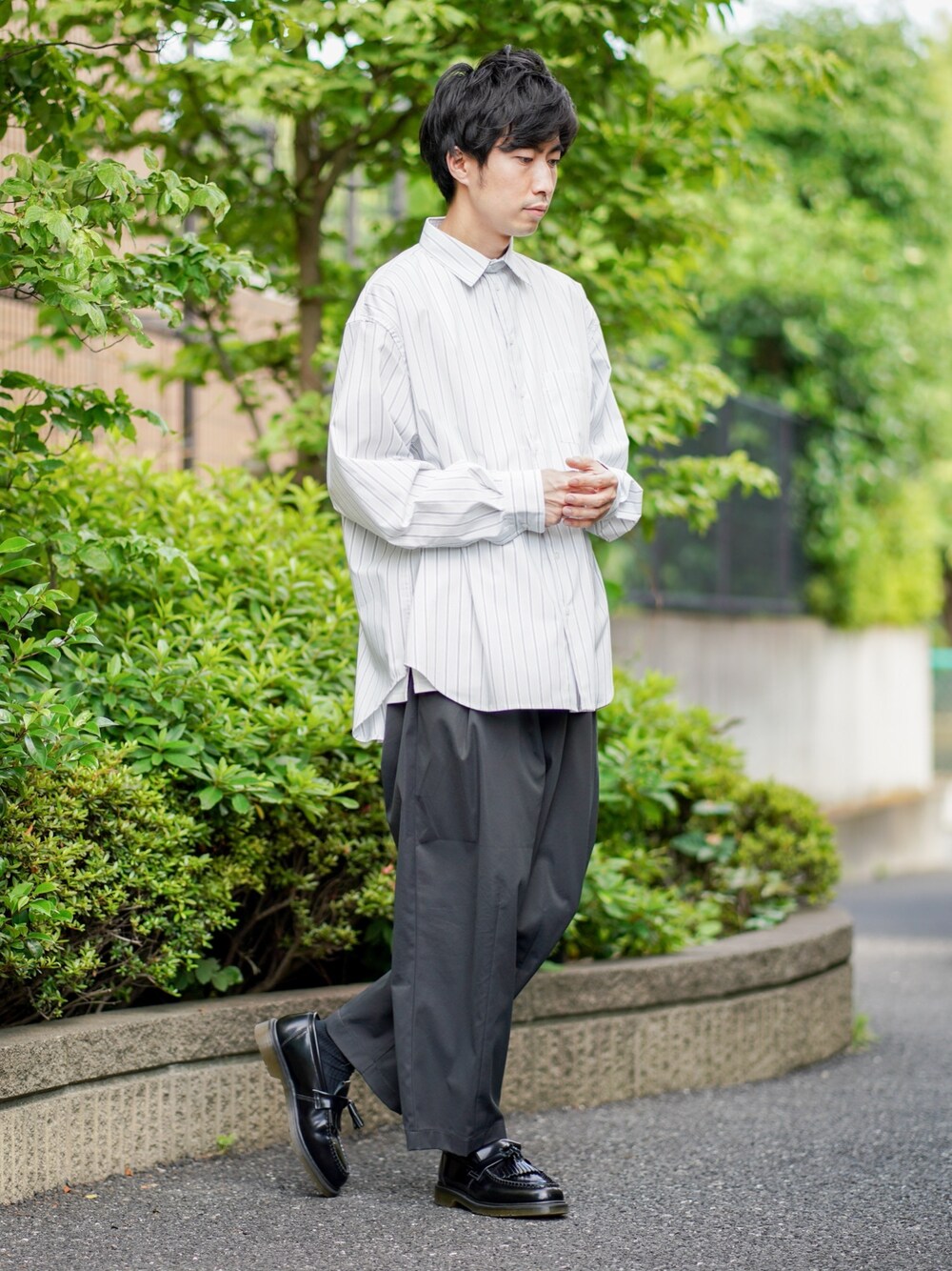 その他のシャツ/ブラウス、ホワイト系のタンクトップ、グレー系のその他パンツを着用したメンズの春コーディネートの1枚目の写真
