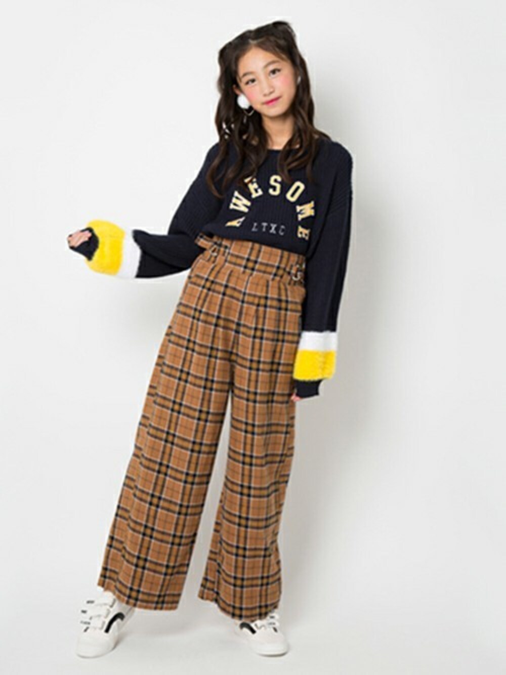 「イヤリング、カレッジ、チェックパンツ、ラブトキシック、中学生、女の子コーデ、小学生、Lovetoxic、ラブトキ」｜「LOVETOXICのハートポンポンイヤリング（イヤリング、ホワイト系）」を使った、Lovetoxicさん（キッズ・157cm）の秋コーディネートの1枚目の写真
