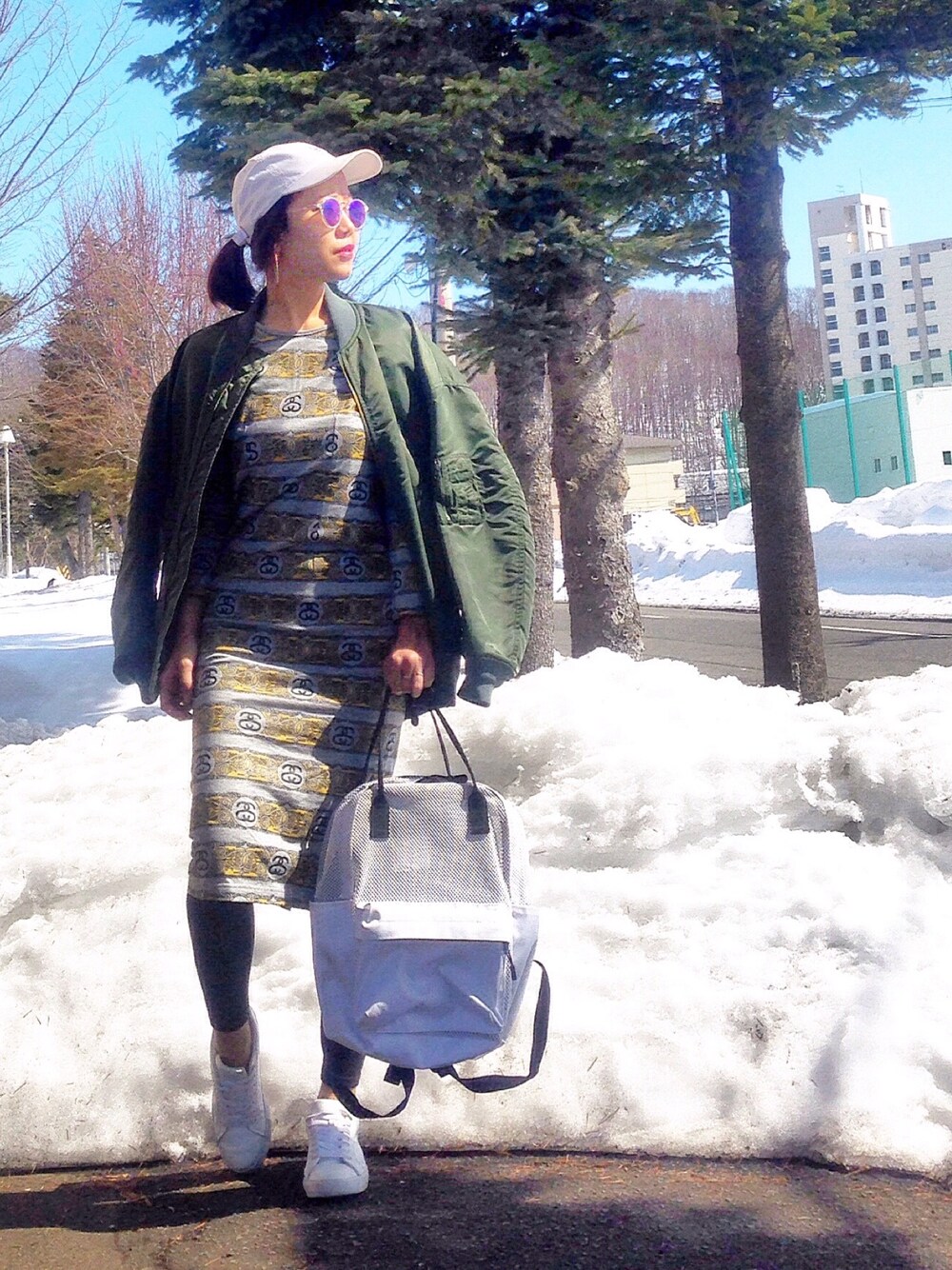 「stussy、stussy women、スウェットワンピース、MA-1、MA-1 カーキ、レザースニーカー、スパッツ、ストリートMIX、ストリートカジュアル、オトナカジュアル」｜「AVAN LILYのメタルブリッジミラーグラス（サングラス、その他）」を使った、あろまんØさん（レディース・160cm）の春コーディネートの1枚目の写真