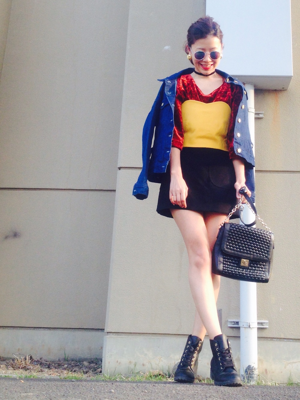 ブルー系のデニムジャケット、レッド系のTシャツ/カットソー、イエロー系のTシャツ/カットソーを着用したレディースの春コーディネートの1枚目の写真