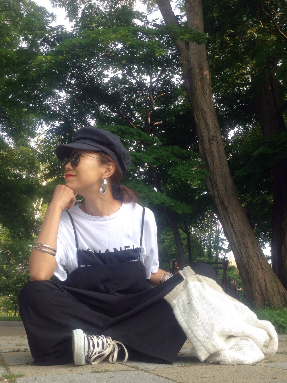 ホワイト系のTシャツ/カットソー、ブラック系のつなぎ/オールインワン、ホワイト系のトートバッグを着用したレディースの夏コーディネートの1枚目の写真