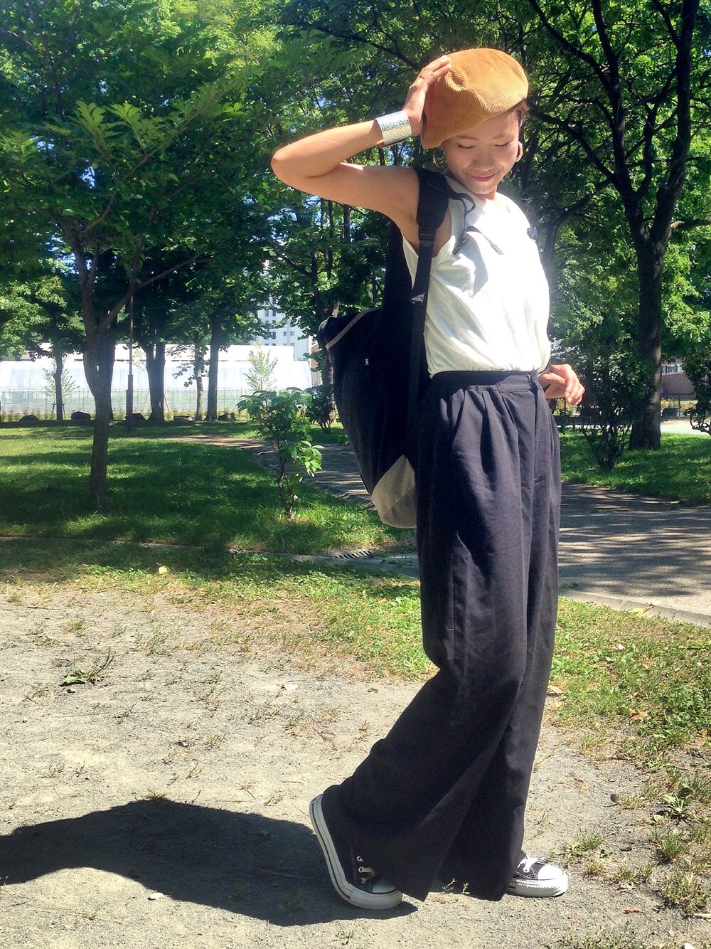 ホワイト系のタンクトップ、ブラック系のその他パンツ、ブラック系のバックパック/リュックを着用したレディースの夏コーディネートの1枚目の写真