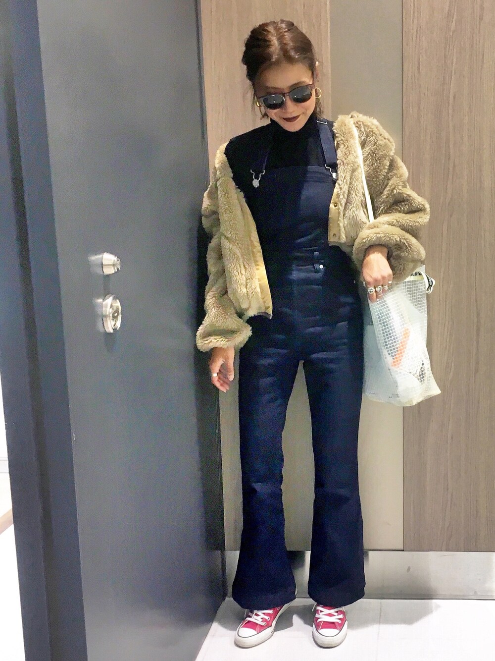 「レイヤードstyle、サロペット、デニムサロペット、CLANE、モコモコアウター、CANALJEAN、シンプルコーデ、ラフ、タートルネック、ママコーデ」｜「RED CHOP WORKSのRED CHOP WORKS (レッドチョップワークス） ボアブルゾン（ブルゾン、ブラウン系）」を使った、あろまんØさん（レディース・160cm）の冬コーディネートの1枚目の写真
