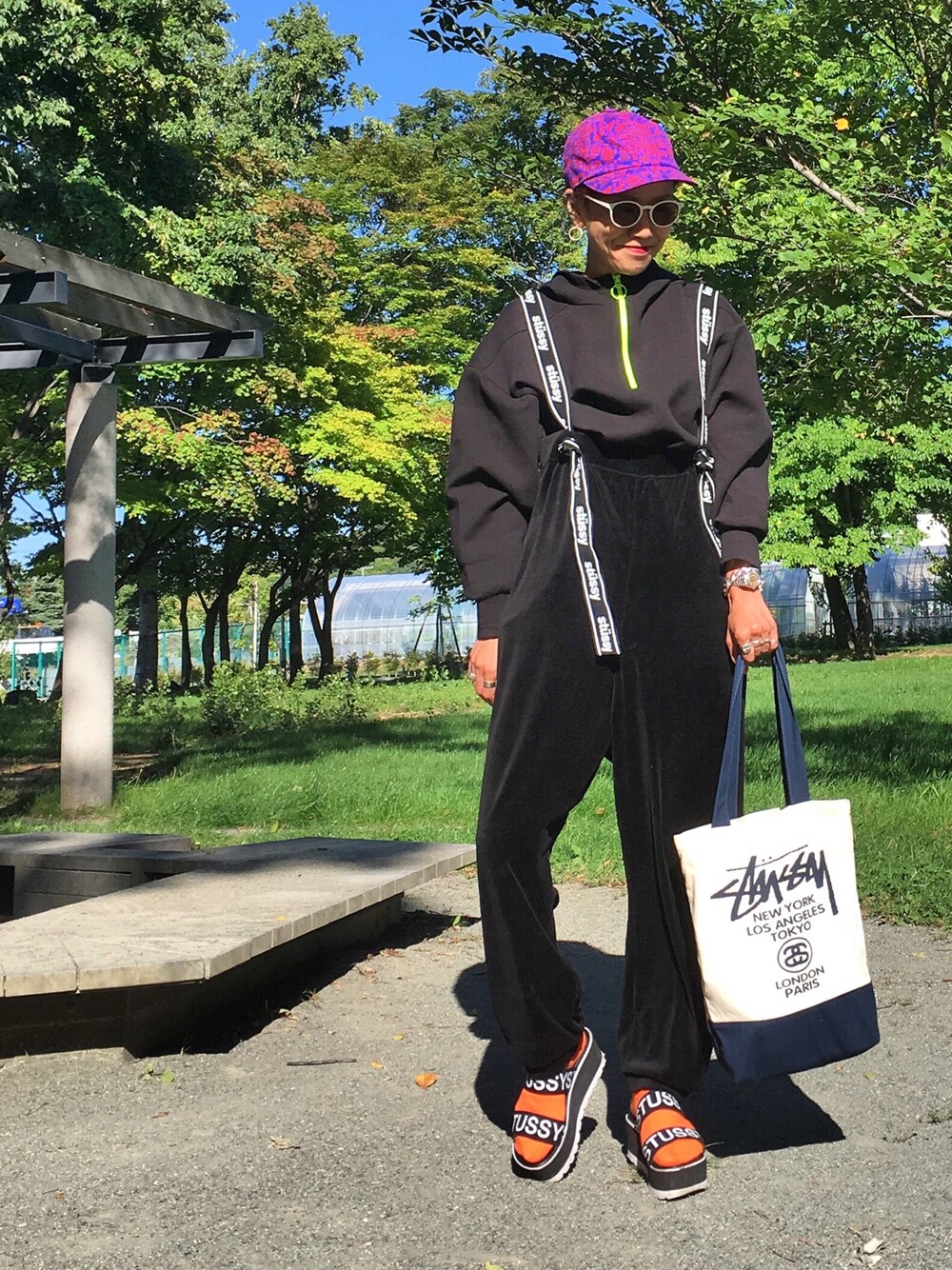 「大人トレンドカジュアル、秋コーデ、秋のコーデ、stussy、オレンジソックス、サロペット、ストリートカジュアル、ストリートMIX、ゆるコーデ、ママコーデ」｜「MEDICOM TOYのアイテム（帽子、レッド系）」を使った、あろまんØさん（レディース・160cm）の秋コーディネートの1枚目の写真