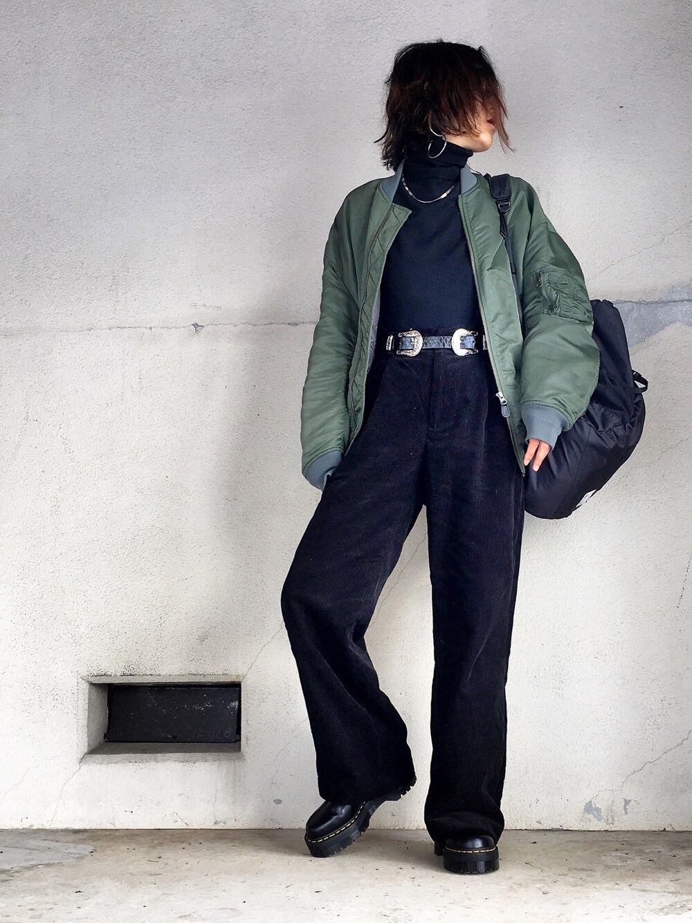 「冬コーデ、コーデュロイパンツ、MA-1、ブラック、ブラックコーデ、シンプル、シンプルコーデ、Dr.Martens、ママコーデ、モード」｜「EN ROUTEのENR ナイロンオーバーサイズMA-1◆（MA-1、グリーン系）」を使った、あろまんØさん（レディース・160cm）の冬コーディネートの1枚目の写真