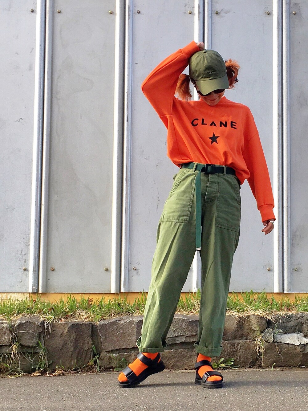 「春コーデ、カーゴパンツ、オレンジ、オレンジソックス、CLANE、サンダルに靴下、サンダル×靴下、ママコーデ、モードカジュアル、スウェット」｜「CLANEの☆WEB限定☆【CLANE HOMME/クラネ オム】 ロゴCAP（キャップ、グリーン系）」を使った、あろまんØさん（レディース・160cm）の春コーディネートの1枚目の写真