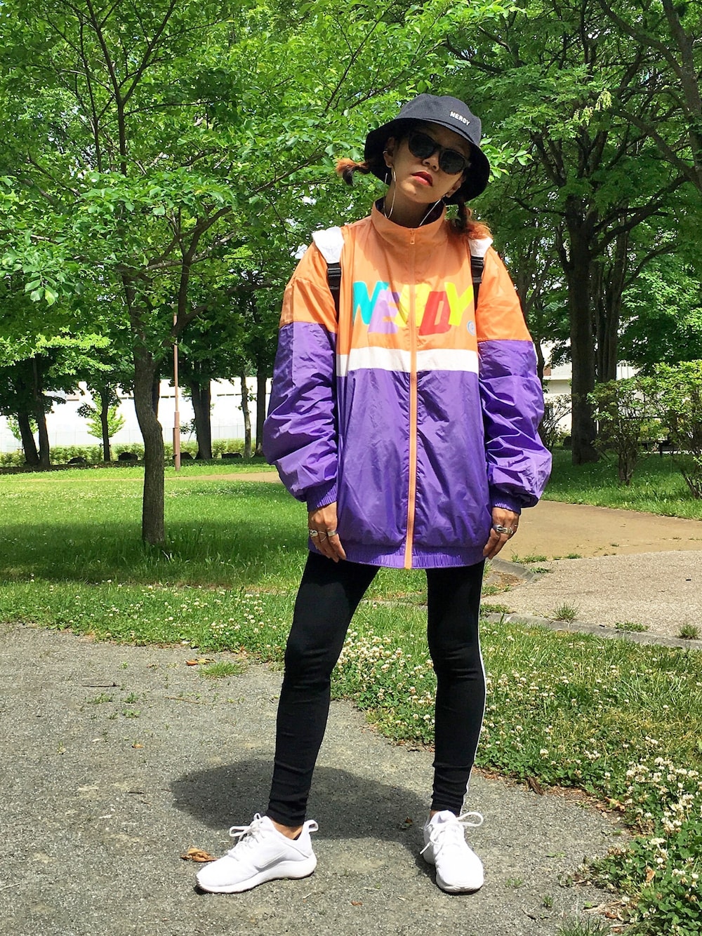 「nerdy、zico、ストリート、ストリートMIX、ストリートコーデ、レギンス、ママコーデ、夏コーデ、バケットハット、バケハ」｜「NERDYのアイテム（ハット、ブラック系）」を使った、あろまんØさん（レディース・160cm）の夏コーディネートの1枚目の写真