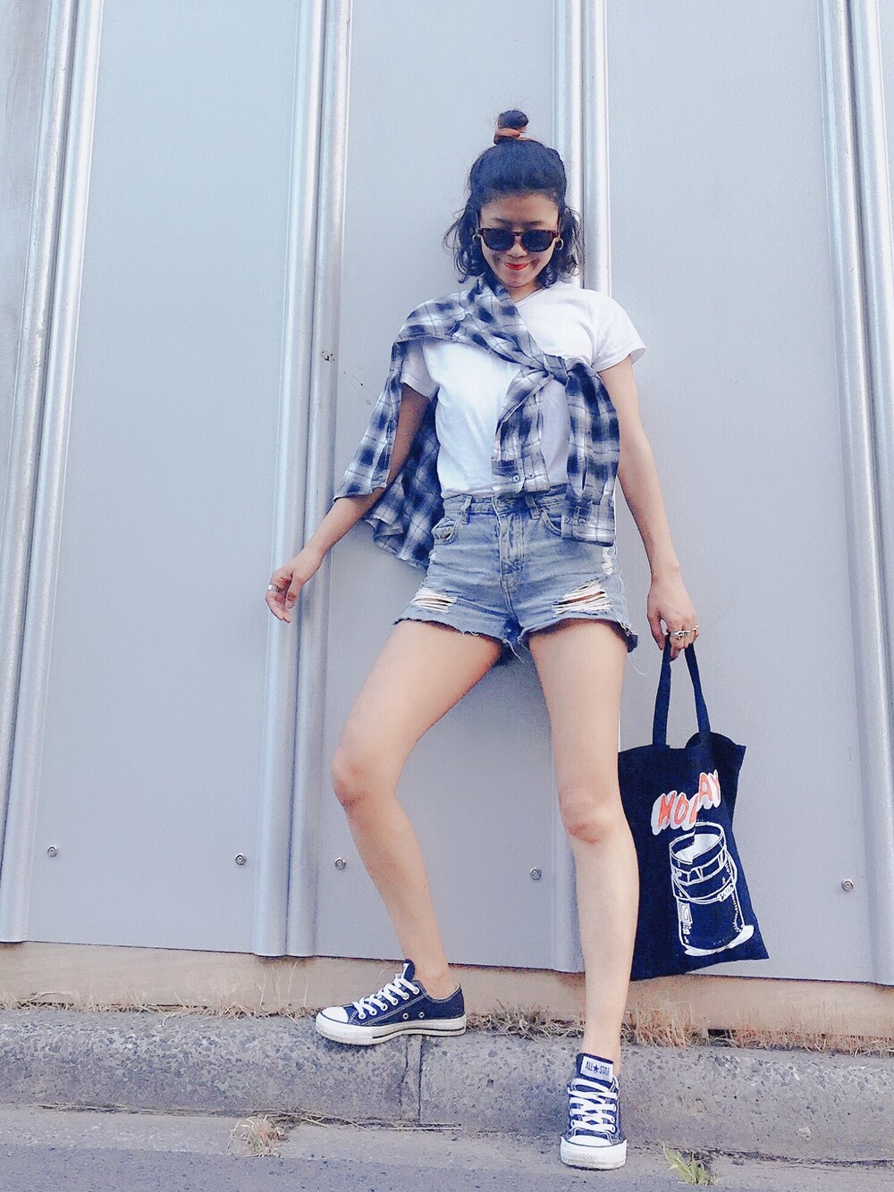 「シャツ好き集まれ、シャツスタイル、チェックシャツ、白Tシャツ、Hanes、デニムショートパンツ、ママコーデ、ラフ、シンプル、プロデューサー巻き」｜「SHIPSのHanes×SHIPS:2-PACK コットンTEE白黒◇（Tシャツ/カットソー、その他）」を使った、あろまんØさん（レディース・160cm）の夏コーディネートの1枚目の写真