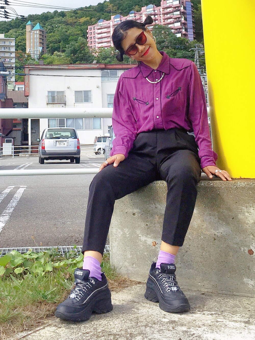 パープル系のシャツ/ブラウス、ブラック系のパンツ、ブラック系のスニーカーを着用したレディースの秋コーディネートの1枚目の写真