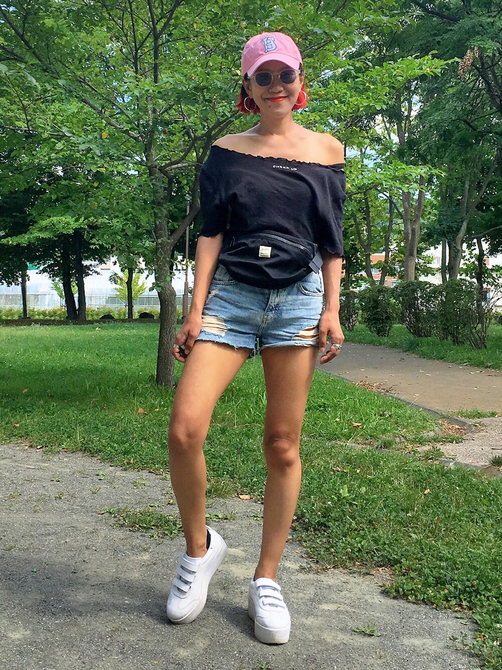 ブラック系のTシャツ/カットソー、ブルー系のデニムパンツ、ブラック系のボディバッグ/ウエストポーチを着用したレディースの秋コーディネートの1枚目の写真