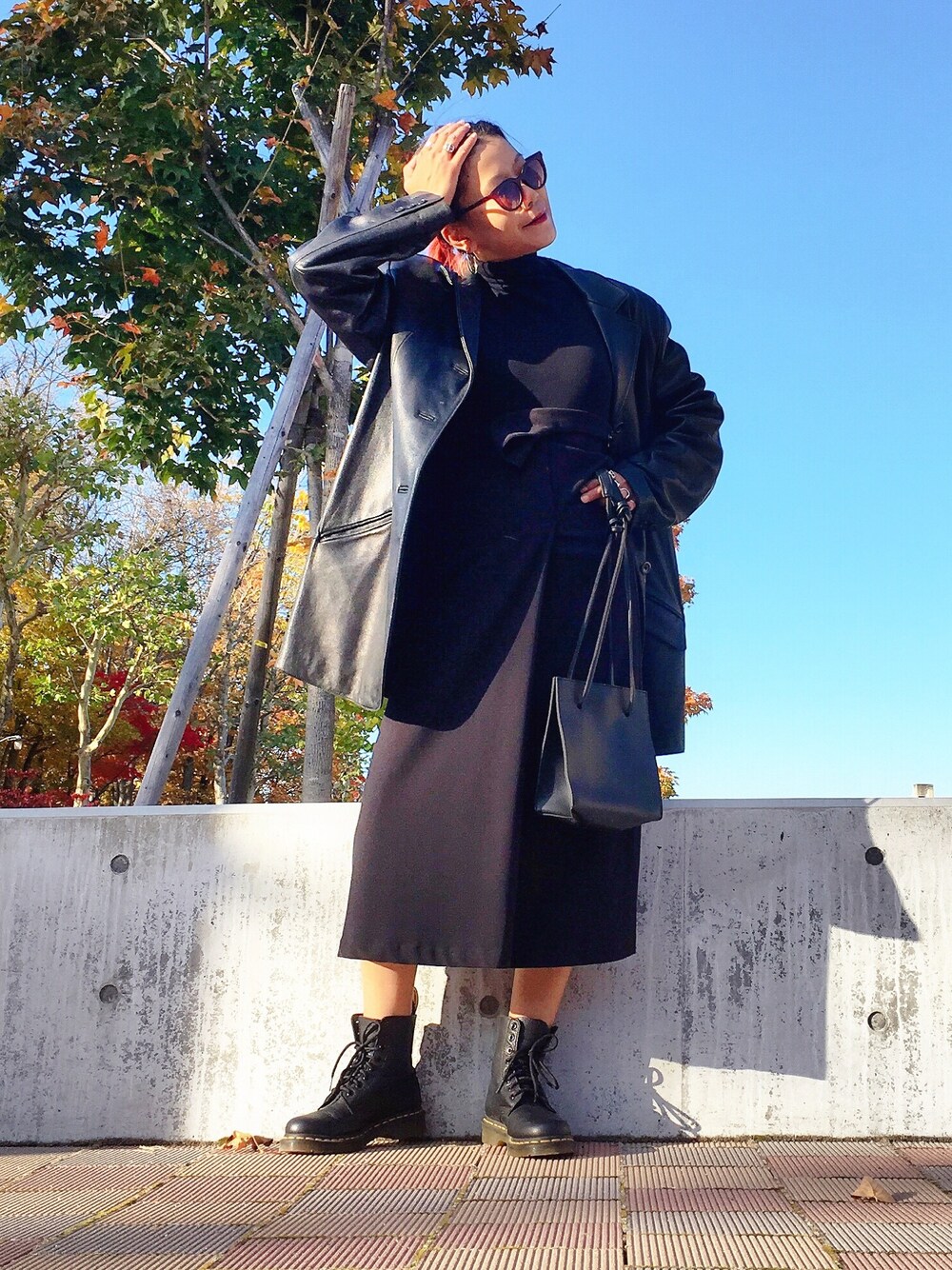 「秋コーデ、ママコーデ、オールブラック、ブラックコーデ、レザージャケット、ロングスカート、マキシスカート、Dr.Martens、モード、モード系」｜「古着のアイテム（テーラードジャケット、ブラック系）」を使った、あろまんØさん（レディース・160cm）の秋コーディネートの1枚目の写真