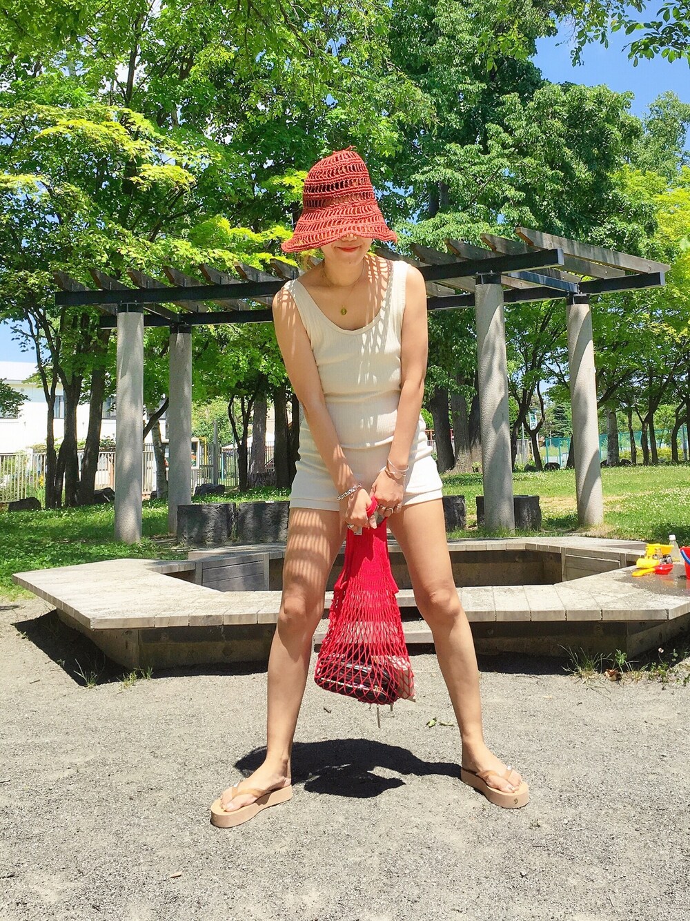 「むぎわら帽子、ムギワラハット、ロンパース、厚底サンダル、ビーチサンダル、夏コーデ、ネットバッグ、ママコーデ、リラックススタイル、リラックス」｜「La Maison de LyllisのTULIP チューリップ / La Maison de Lyllis メゾンドリリス（ハット、レッド系）」を使った、あろまんØさん（レディース・160cm）の夏コーディネートの1枚目の写真
