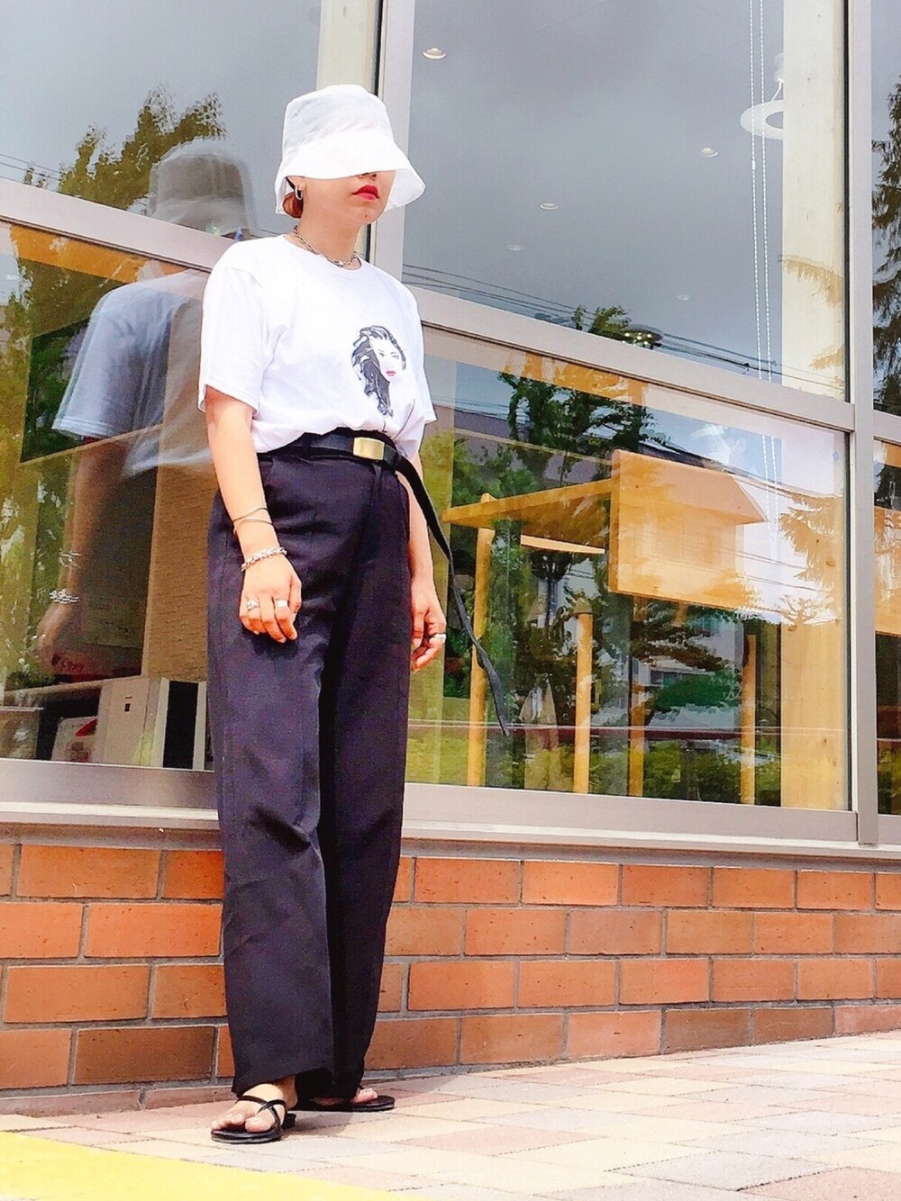 「COOLなこのコが仲間入り、夏コーデ、ママコーデ、白Tシャツ、スラックス、バケットハット、シースルー、ビーチサンダル、モード、韓国ファッション」｜「Narcissusの【Narcissus】シースルーバケットハット（ハット、ホワイト系）」を使った、あろまんØさん（レディース・160cm）の夏コーディネートの1枚目の写真