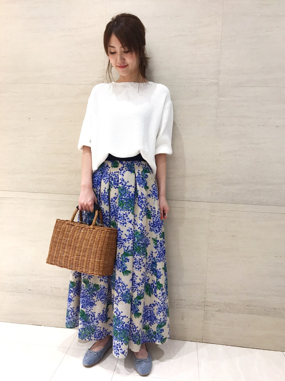 「大人カジュアル、オトナカジュアル、花柄、スカート、マキシスカート、はるコーデ、花柄スカート、かごバッグ」｜「Rouge vifのﾊﾞｯｸﾃﾞｻﾞｲﾝﾆｯﾄ（ニット/セーター、ホワイト系）」を使った、zonoさん（レディース・166cm）の春コーディネートの1枚目の写真