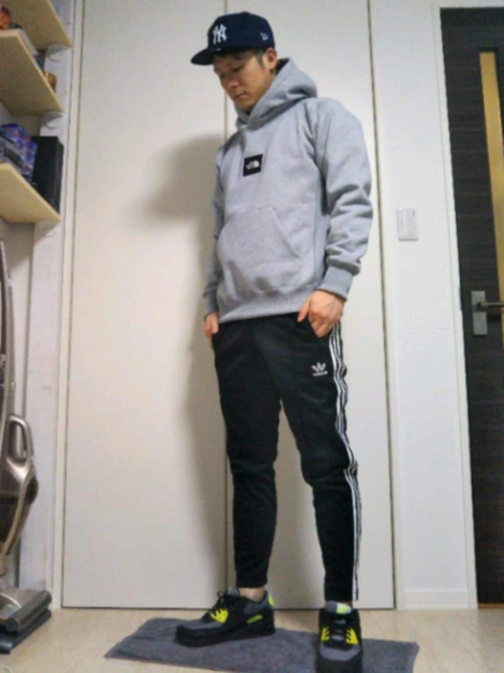 「adidas、ノースフェイス、THE NORTH FACE、スポーツミックス、ストリート、パーカー、ZOZO公認ユーザー、ビッグシルエット、オトナカジュアル、シンプル」｜「beauty & youthのアイテム（キャップ、ブルー系）」を使った、たぼさん（メンズ・174cm）の秋コーディネートの1枚目の写真