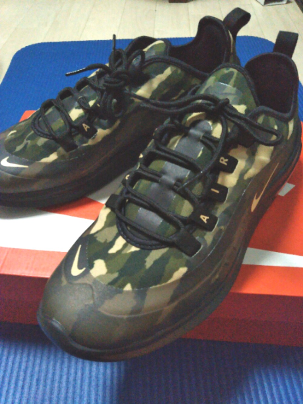「スニーカー、カモフラ、迷彩、冬コーデ、エアマックス、AIR MAX AXIS」｜「NIKEのNIKE/ナイキ AIR MAX AXIS PREMIUM/エアマックス アクシス プレミアム/AA2148（スニーカー、その他）」を使った、たぼさん（メンズ・174cm）の冬コーディネートの1枚目の写真