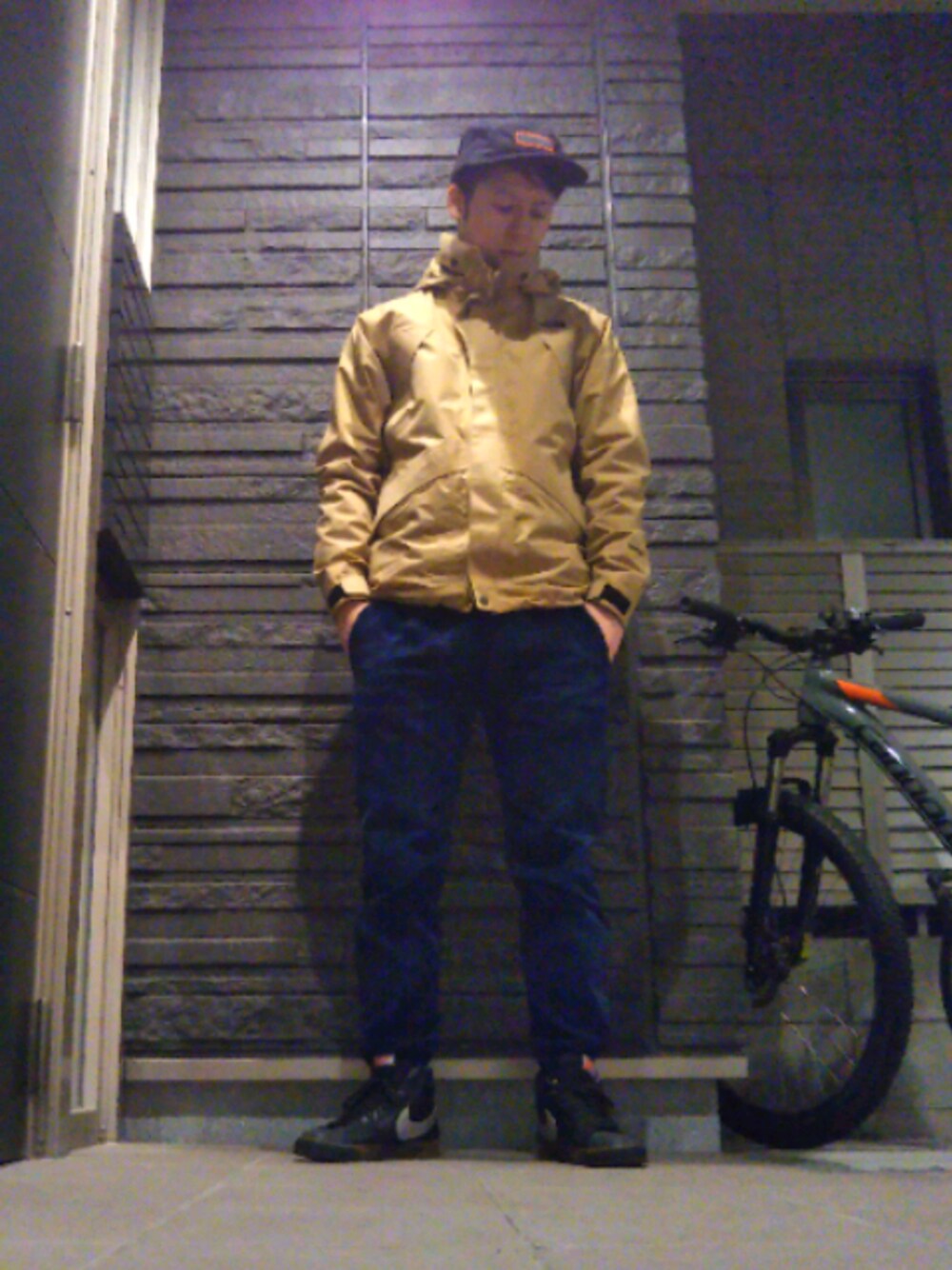 「おしゃれさんと繋がりたい、アウトドアスタイル、ナイキ、大人カジュアル、blazer、カジュアルコーデ、コーデュロイ、ストリートMIX、ラフ」｜「MountainHardWearのアイテム（キャップ、ブラック系）」を使った、たぼさん（メンズ・174cm）の冬コーディネートの1枚目の写真