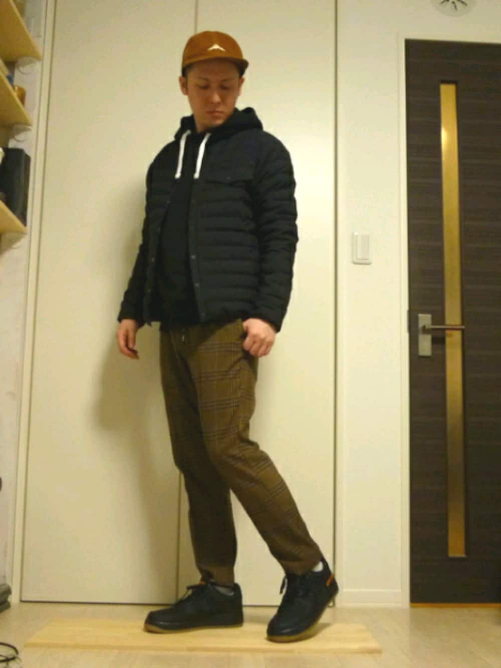 「ブラウン色に染まれ、おしゃれさんと繋がりたい、大人カジュアル、GRAMICCI、417 EDIFICE、ブラウン、チェックパンツ、ダウンジャケット」｜「HELLY HANSENのアイテム（キャップ、ブラウン系）」を使った、たぼさん（メンズ・174cm）の冬コーディネートの1枚目の写真