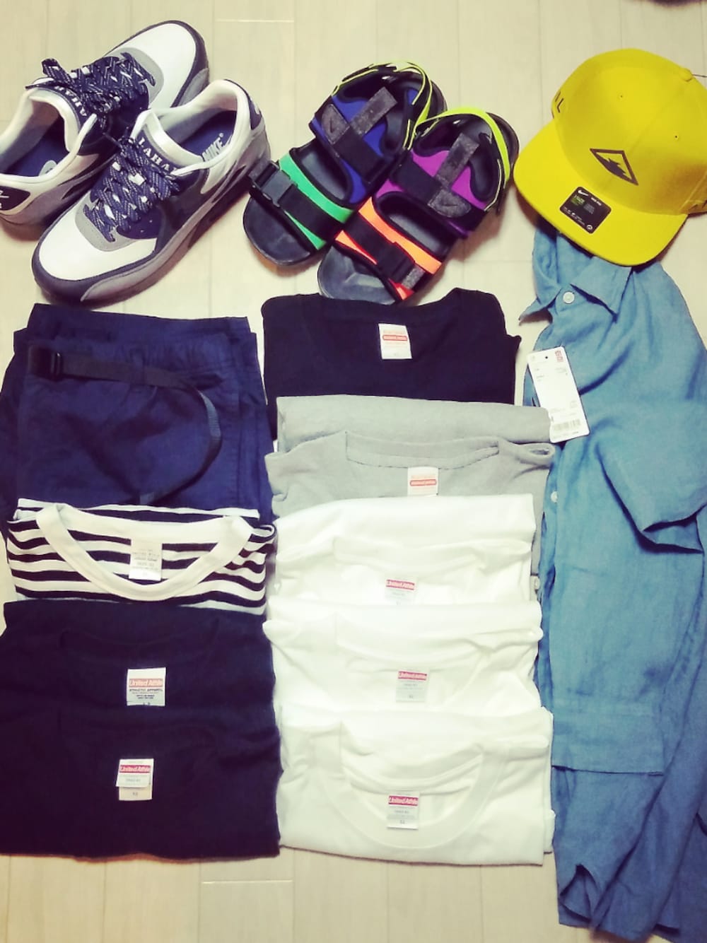 「オーバーサイズ、オトナカジュアル、大人コーデ、Tシャツ、白Tシャツ、NIKE、エアマックス90、サンダル」｜「NIKEのアイテム（スニーカー、ブルー系）」を使った、たぼさん（メンズ・174cm）の秋コーディネートの1枚目の写真