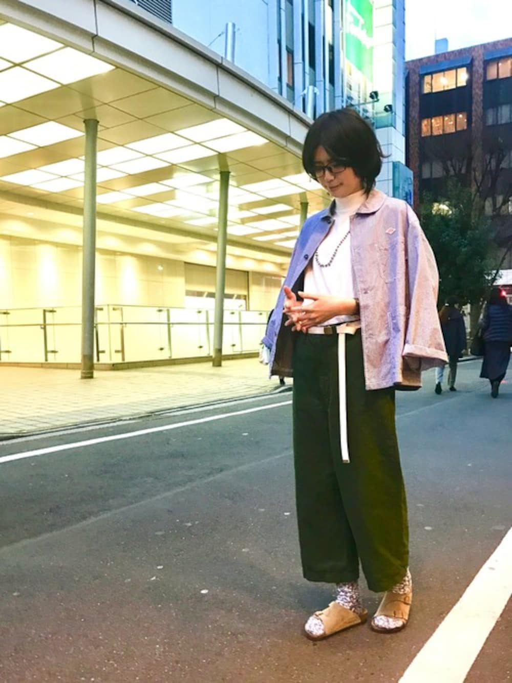 その他のその他アウター、グリーン系のその他パンツ、ブラック系のソックス/靴下を着用したレディースの春コーディネートの1枚目の写真