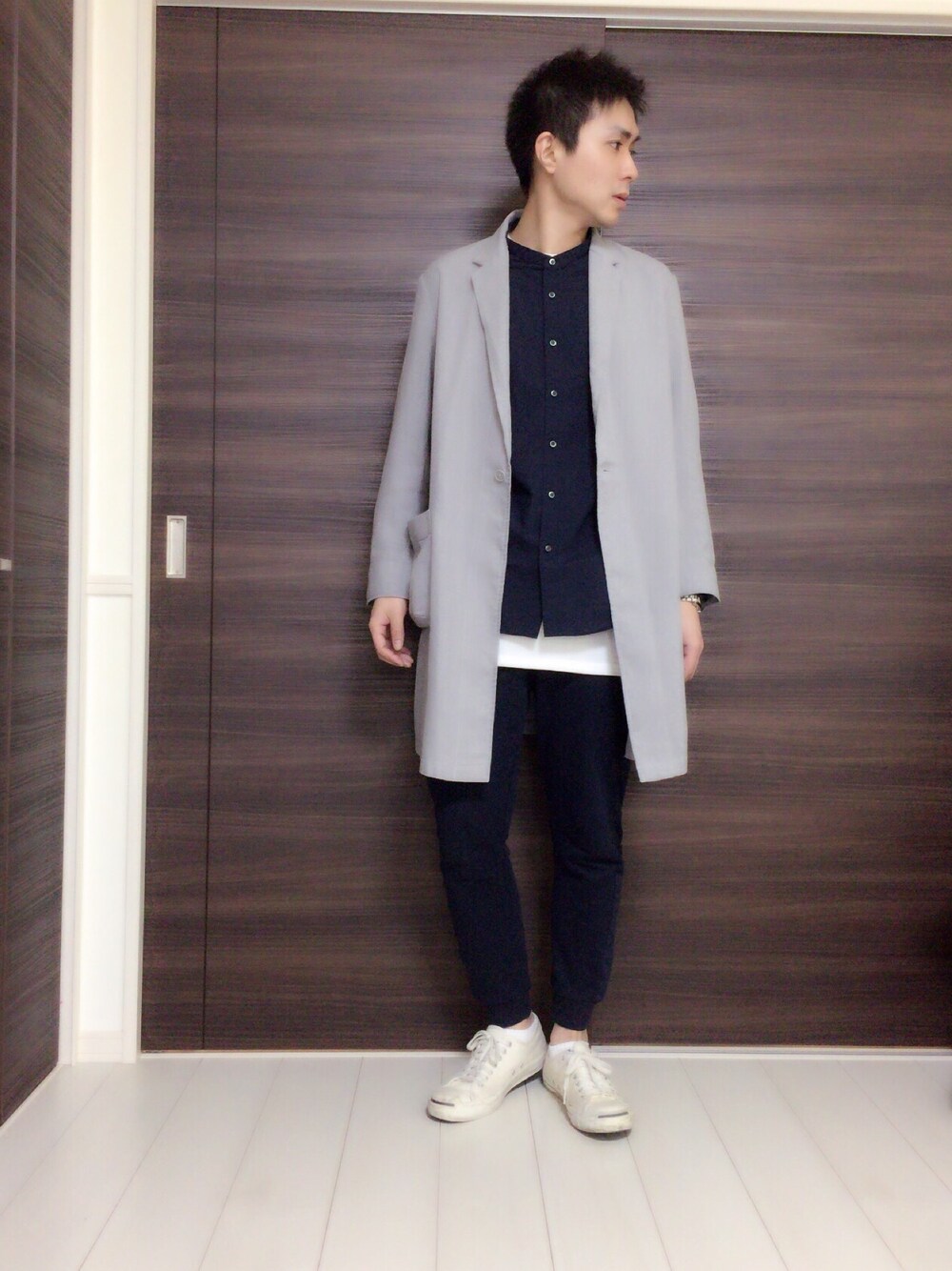 グレー系のその他アウター、ブルー系のシャツ/ブラウス、ホワイト系のTシャツ/カットソーを着用したメンズの春コーディネートの1枚目の写真