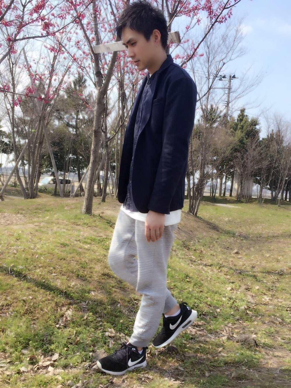 ブルー系のテーラードジャケット、ブルー系のシャツ/ブラウス、ホワイト系のTシャツ/カットソーを着用したメンズの春コーディネートの1枚目の写真