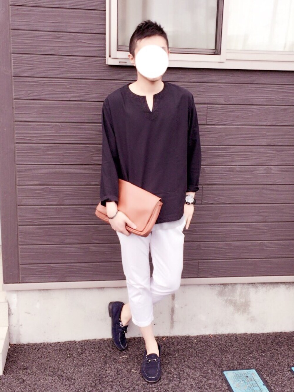 ブラック系のシャツ/ブラウス、グレー系のタンクトップ、ベージュ系のクラッチバッグを着用したメンズの春コーディネートの1枚目の写真