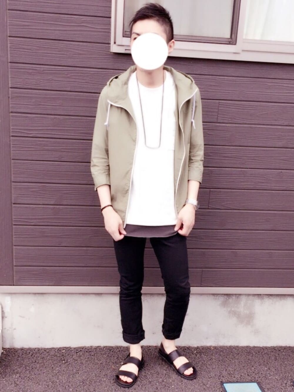 グリーン系のシャツ/ブラウス、ホワイト系のTシャツ/カットソー、ブラック系のタンクトップを着用したメンズの春コーディネートの1枚目の写真