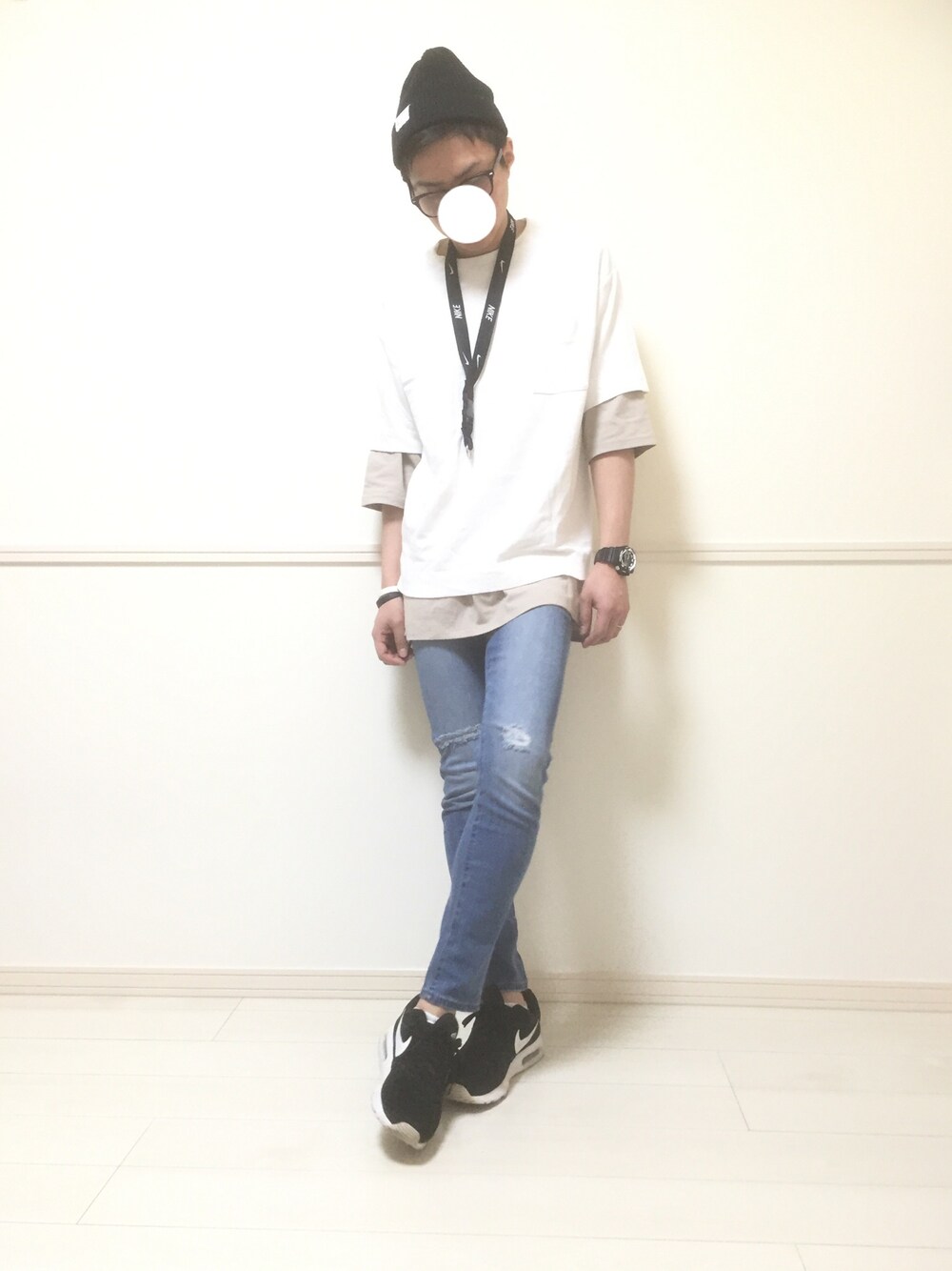 ホワイト系のTシャツ/カットソー、ベージュ系のTシャツ/カットソー、ブルー系のデニムパンツを着用したメンズの夏コーディネートの1枚目の写真