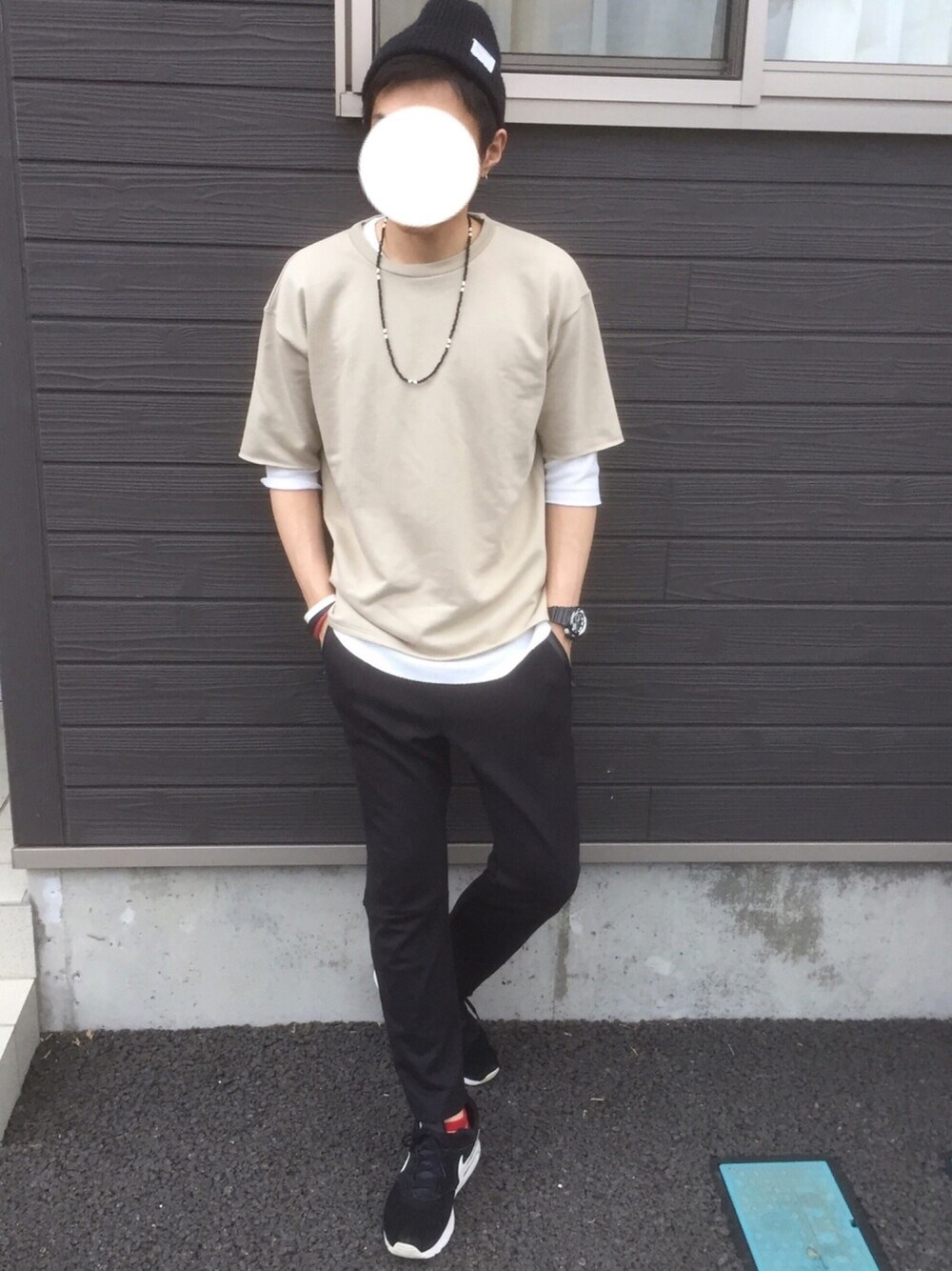 ベージュ系のTシャツ/カットソー、ホワイト系のTシャツ/カットソー、ブラック系のその他パンツを着用したメンズの夏コーディネートの1枚目の写真