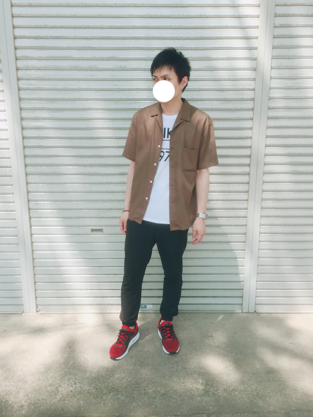 ブラウン系のシャツ/ブラウス、ホワイト系のTシャツ/カットソー、ブラック系のスラックスを着用したメンズの夏コーディネートの1枚目の写真