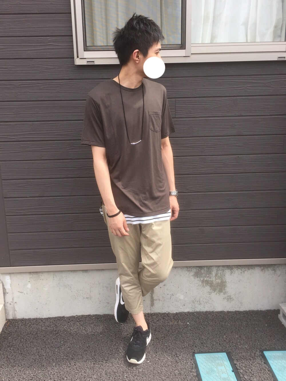 グリーン系のTシャツ/カットソー、その他のタンクトップ、ベージュ系のチノパンツを着用したメンズの夏コーディネートの1枚目の写真