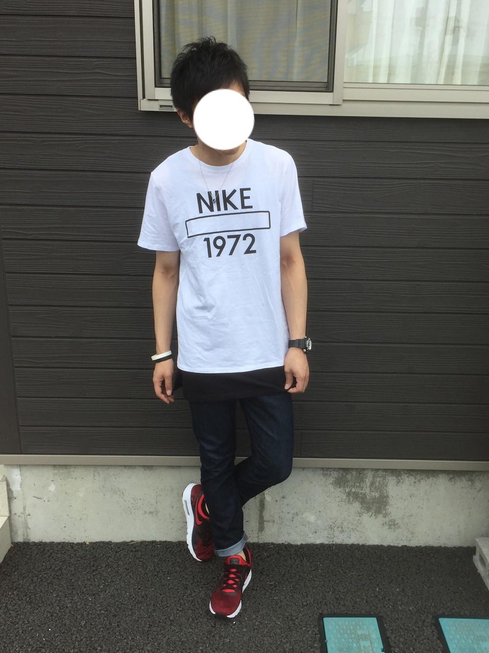 ホワイト系のTシャツ/カットソー、ブラック系のタンクトップ、ブルー系のデニムパンツを着用したメンズの夏コーディネートの1枚目の写真