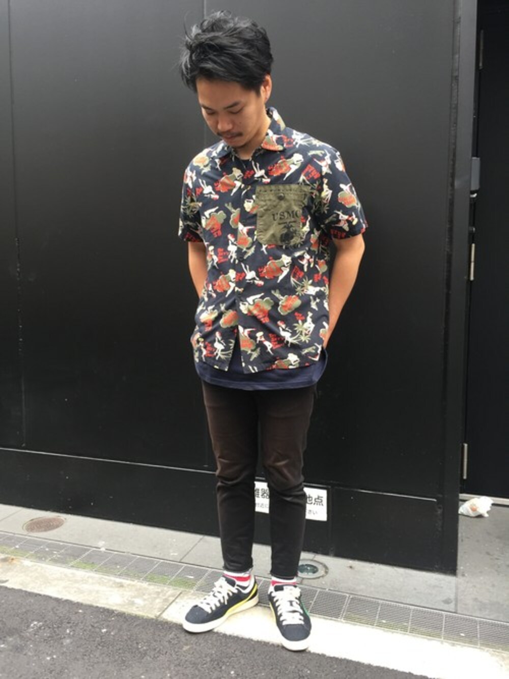 「ブラック、AVIREX、アロハ、レーヨン、シャツスタイル、ピンナップガール、サマースタイル」｜「AVIREXのavirex/ アヴィレックス / CUSTOM ALOHA SHIRT/カスタム アロハシャツ（シャツ/ブラウス、ブラック系）」を使った、正さん（メンズ・170cm）の夏コーディネートの1枚目の写真