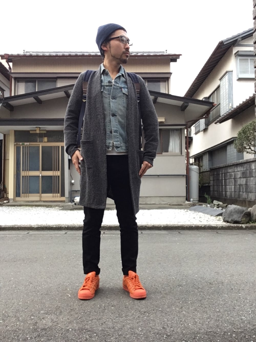 「HOLLYWOOD RANCH MARKETのアイテム（ニットキャップ/ビーニー、ブルー系）」を使った、ザキオさん（メンズ・173cm）の春コーディネートの1枚目の写真