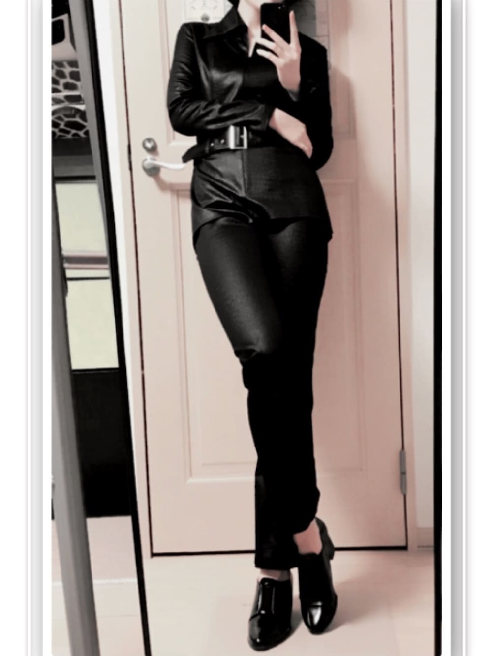 ブラック系のつなぎ/オールインワン、ブラック系のパンプスを着用したレディースの夏コーディネートの1枚目の写真