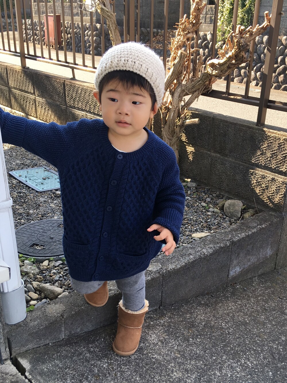 「男の子、むすこーで、どんぐり帽、大きめニット、カーディガン、無印良品、無印良品　ユニクロ、1歳5ヶ月、ムートンブーツ」｜「Birthdayのアイテム（ニットキャップ/ビーニー、ベージュ系）」を使った、harupekoさん（キッズ・90cm）の冬コーディネートの1枚目の写真