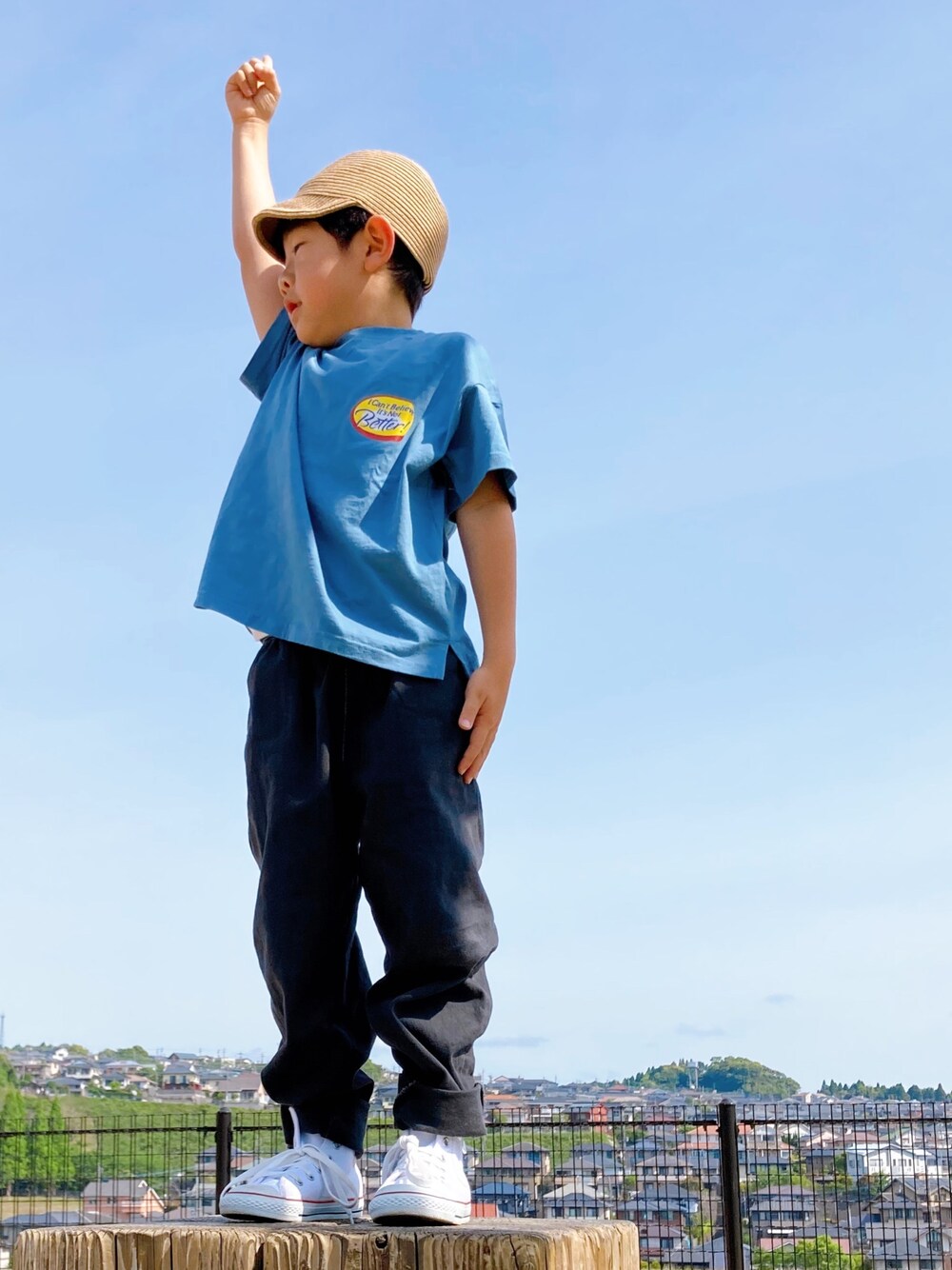 「シェフパンツ、Tシャツ、男の子、むぎわら帽子、バックロゴ、キッズファッション、converse、キャップ」｜「韓国子供服のアイテム（キャップ、ベージュ系）」を使った、harupekoさん（キッズ・120cm）の春コーディネートの1枚目の写真