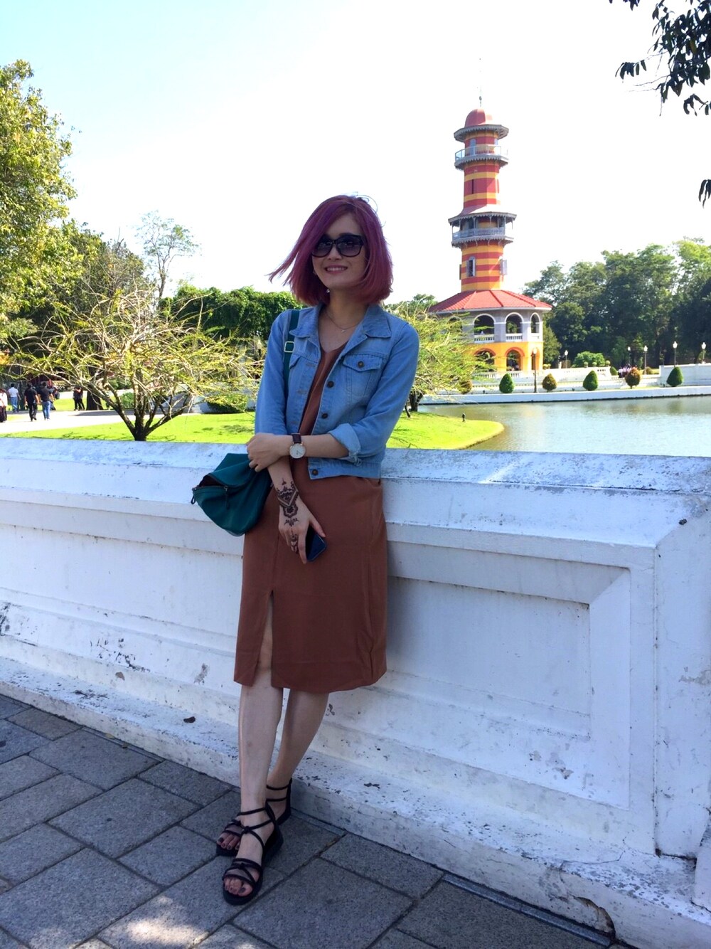 「デニムジャケット、ワンピース、Thailand、ootd、outfit、Sunglasses、holiday、vacation」｜「sweesaのアイテム（デニムジャケット、ブルー系）」を使った、Kaoriさん（レディース・167cm）の冬コーディネートの1枚目の写真