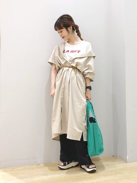 「earth music&ecology（アースミュージックアンドエコロジー）のサイドボタンパンツ 〇（デニムパンツ）」を使った、ぐちょめさん（レディース・157cm）の夏コーディネート