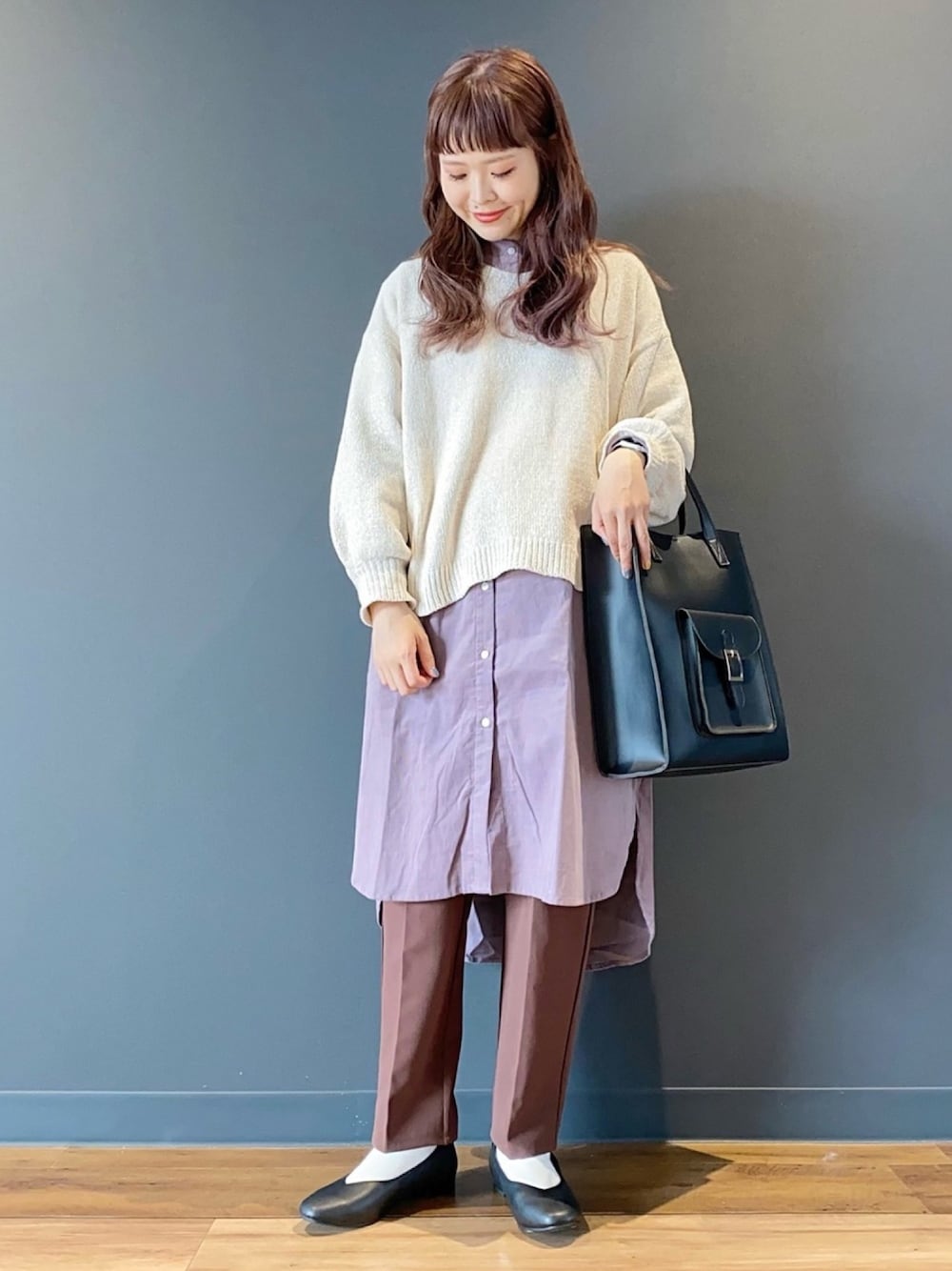 ホワイト系のニット/セーター、パープル系のワンピース、ブラウン系のその他パンツを着用したレディースの秋コーディネートの1枚目の写真