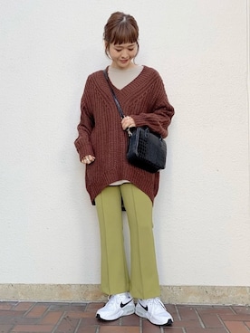 「earth music&ecology（アースミュージックアンドエコロジー）のセンタープレスフレアパンツ ＊（その他パンツ）」を使った、ぐちょめさん（レディース・157cm）の秋コーディネート