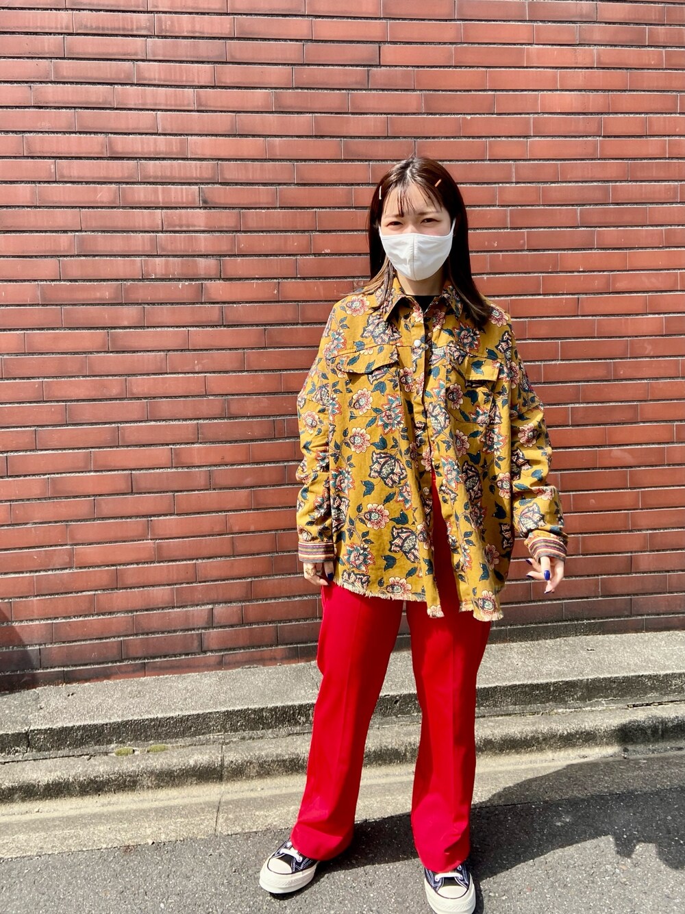 「ZARA、休日スタイル、赤パンツ、journal standard、低身長、おチビコーデ、派手、シャツコーデ、カラーパンツ、春服」｜「ZARAのアイテム（シャツ/ブラウス、イエロー系）」を使った、yukachin0204さん（レディース・148cm）の春コーディネートの1枚目の写真