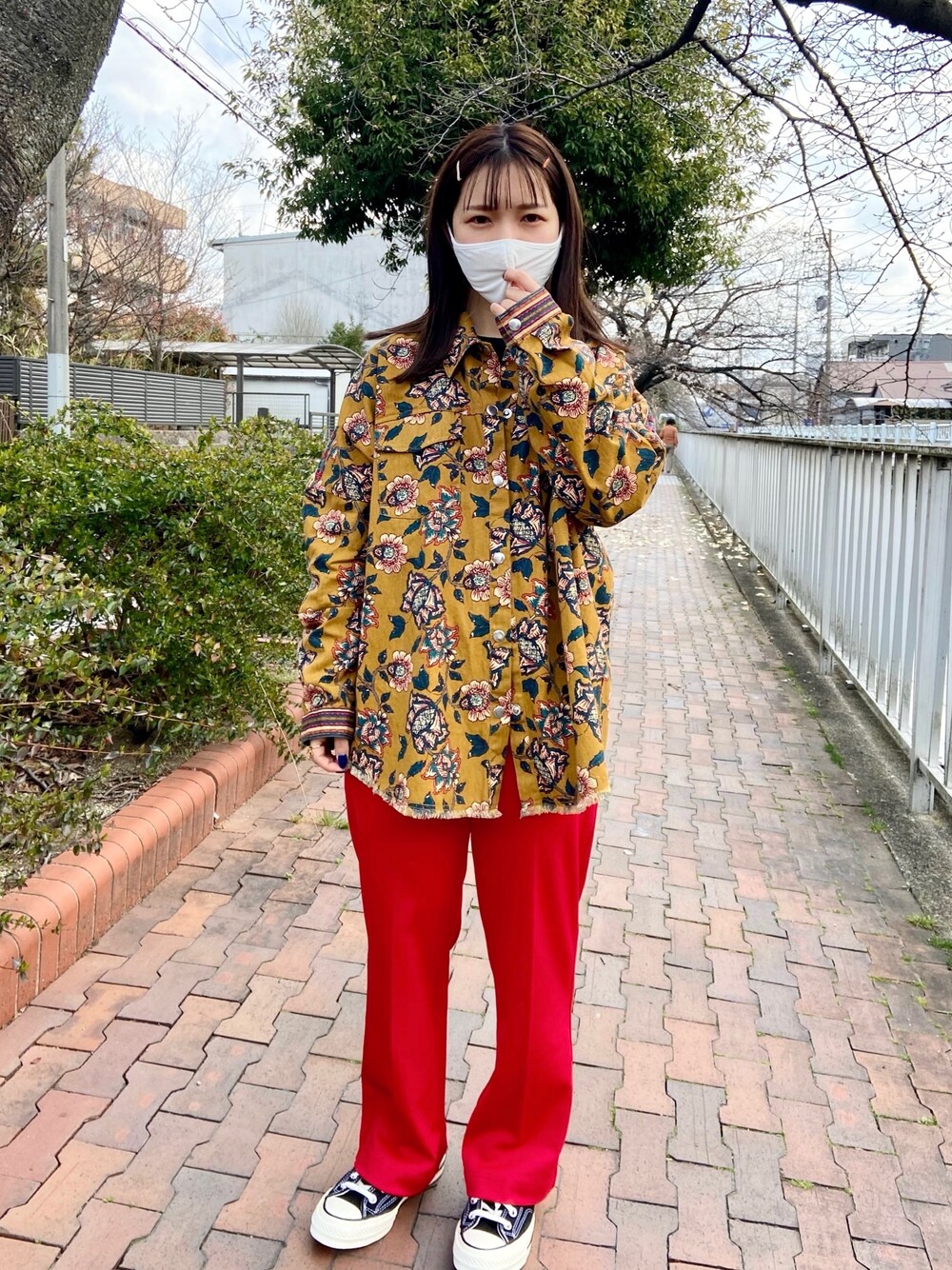 「コンバース、スニーカー、スニーカーコーデ、ZARA、シャツスタイル、シャツ、休日スタイル、低身長、低身長コーデ、journal standard」｜「ZARAのアイテム（シャツ/ブラウス、イエロー系）」を使った、yukachin0204さん（レディース・148cm）の春コーディネートの1枚目の写真