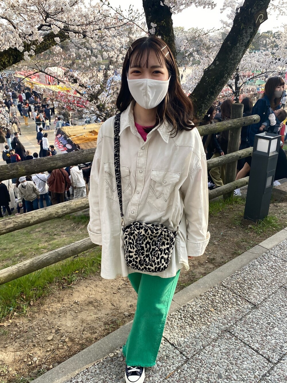 「休日スタイル、パンツスタイル、コンバース、デニム、デニムパンツ、シャツスタイル、シャツ、Wrangler、低身長、低身長コーデ」｜「Wranglerのアイテム（シャツ/ブラウス、ホワイト系）」を使った、yukachin0204さん（レディース・148cm）の春コーディネートの1枚目の写真