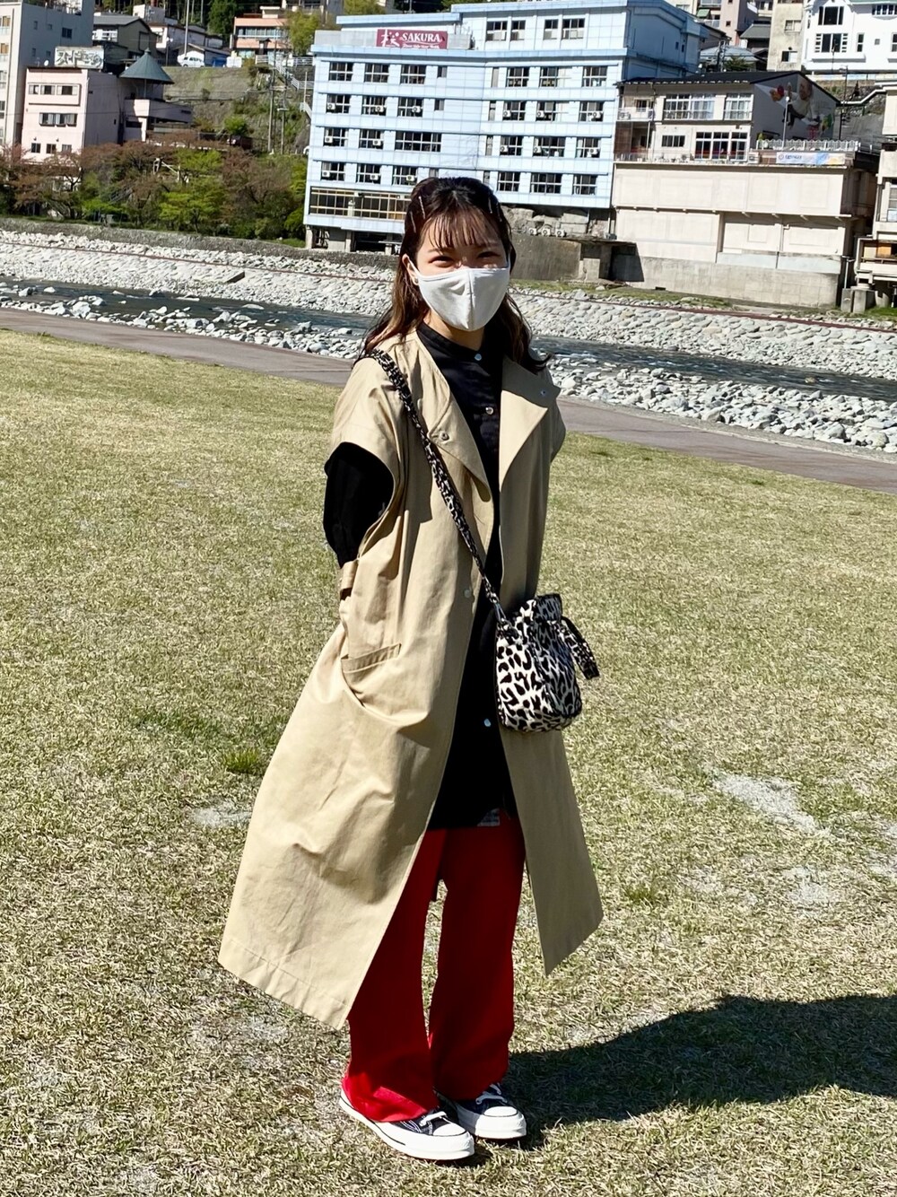 「休日スタイル、カジュアルコーデ、トレンチコート、カラーパンツ、低身長、低身長コーデ、コンバース、おちびさん、148cm、カジュアル」｜「Kastaneのアイテム（トレンチコート、ベージュ系）」を使った、yukachin0204さん（レディース・148cm）の春コーディネートの1枚目の写真