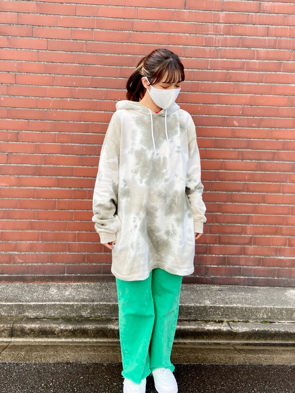 「デニム、デニムパンツ、タイダイ柄、パーカー、パーカーコーデ、低身長、低身長コーデ、カラーデニム、カジュアル、カジュアルコーデ」｜「FRUIT OF THE LOOMのアイテム（パーカー、グリーン系）」を使った、yukachin0204さん（レディース・148cm）の春コーディネートの1枚目の写真