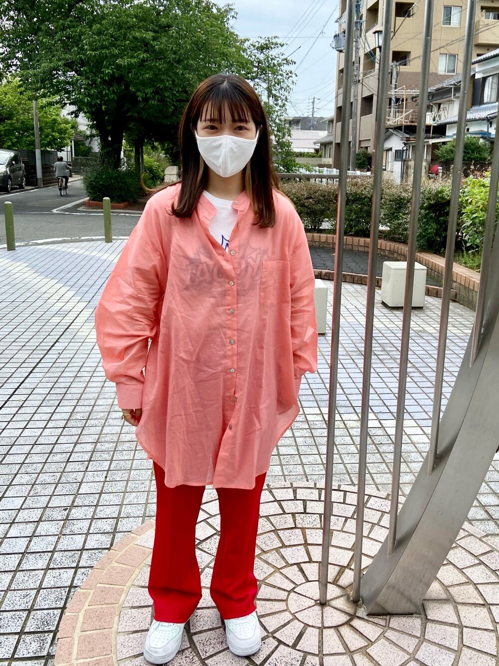 「低身長、低身長コーデ、スニーカー、ナイキ、NIKE、journal standard、ピンクコーデ、ピンク、シャツスタイル、シャツコーデ」｜「JOURNAL STANDARDのアイテム（スラックス、レッド系）」を使った、yukachin0204さん（レディース・148cm）の春コーディネートの1枚目の写真