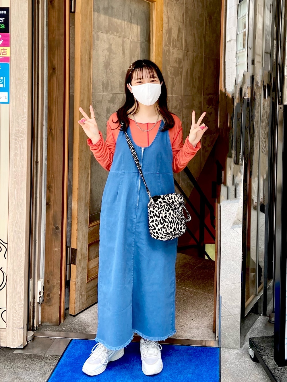 「休日スタイル、ジャンスカ、カジュアル、ジャンパースカート、デニムワンピース、デニム、スニーカー、スニーカーコーデ、低身長、低身長コーデ」｜「mysticのアイテム（ジャンパースカート、ブルー系）」を使った、yukachin0204さん（レディース・148cm）の春コーディネートの1枚目の写真